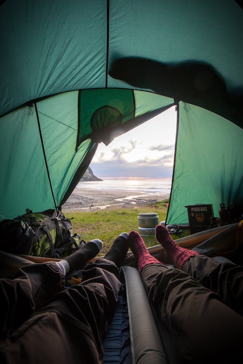Gratis Dua Orang Berbaring Di Dalam Tenda Foto Stok