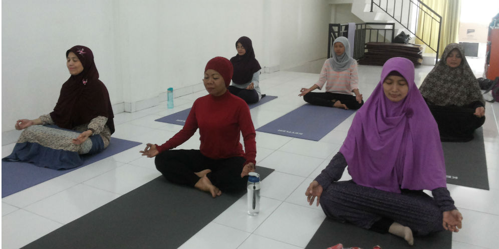 olahraga rumahan, olahraga yoga, yoga, sehat bugar, olahraga lentur, olahraga pagi hari, muslimah yoga, muslimah latihan kesabaran dengan yoga, hidup sehat