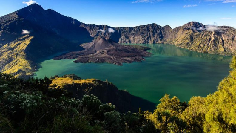 15+ Gunung Tertinggi dan Terindah di Indonesia (Lokasi dan Ketinggian)